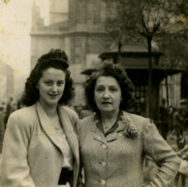98- Aurora Álvarez y Victorina Díaz